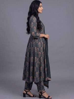 women ethnic motifs printed regular kurta with trousers & with dupatta 2
