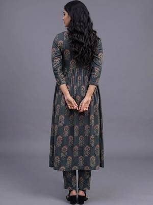 women ethnic motifs printed regular kurta with trousers & with dupatta 3
