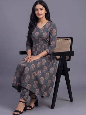 women ethnic motifs printed regular kurta with trousers & with dupatta 5