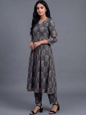 women ethnic motifs printed regular kurta with trousers & with dupatta 6