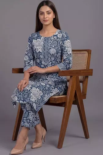 women floral printed regular kurta with trousers & with dupatta