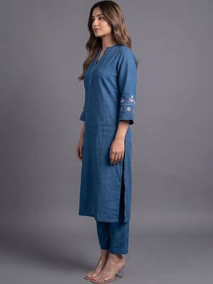 women ethnic motifs embroidered regular thread work kurta with trousers 2