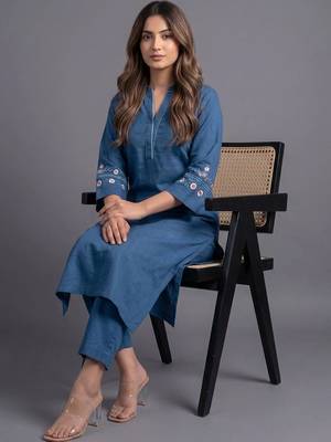 women ethnic motifs embroidered regular thread work kurta with trousers 4