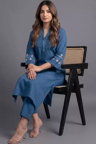 women ethnic motifs embroidered regular thread work kurta with trousers