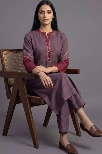 women regular kurta with trousers