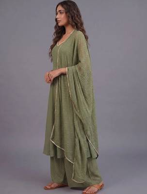 women ethnic motifs printed layered kurta with palazzos & with dupatta 2