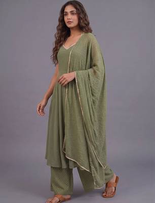 women ethnic motifs printed layered kurta with palazzos & with dupatta 5