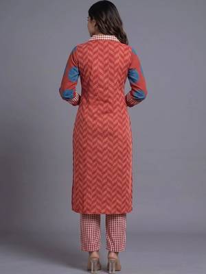 women printed regular kurta with trousers 3