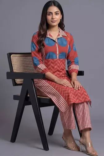 women printed regular kurta with trousers