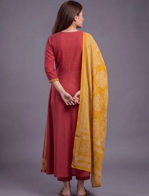 women ethnic motifs printed regular cotton kurta with trousers & with dupatta 6