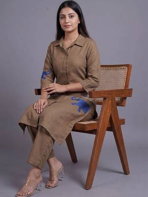 women ethnic motifs embroidered regular thread work kurta with trousers 4