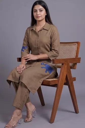 women ethnic motifs embroidered regular thread work kurta with trousers
