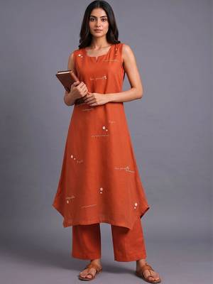 women embroidered regular thread work kurta with trousers 1
