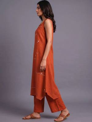 women embroidered regular thread work kurta with trousers 2