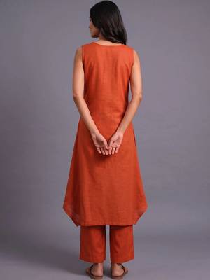 women embroidered regular thread work kurta with trousers 3