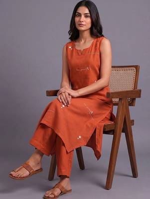 women embroidered regular thread work kurta with trousers 4