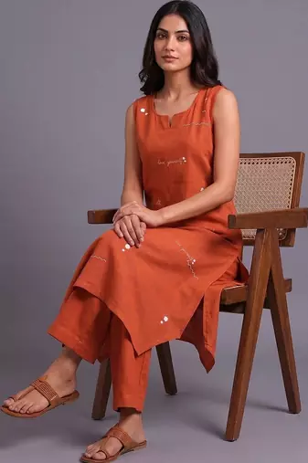 women embroidered regular thread work kurta with trousers