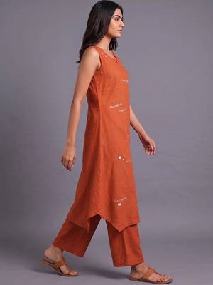 women embroidered regular thread work kurta with trousers 5