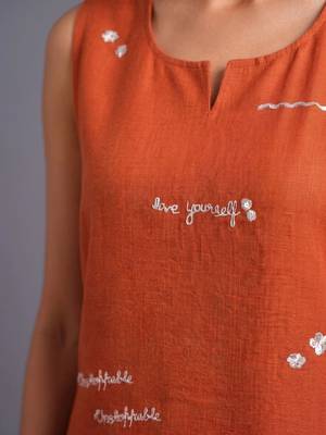 women embroidered regular thread work kurta with trousers 7