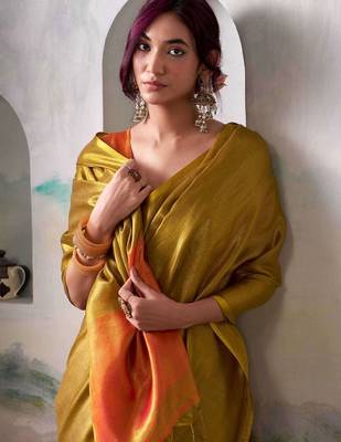 Gold zari tissue woven design saree with contrast blouse piece 3