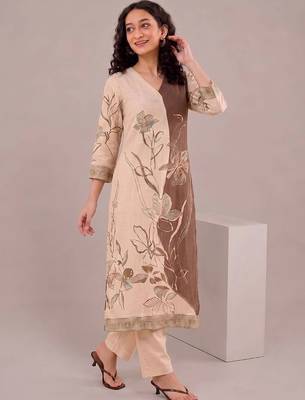 women floral printed regular kurta with trousers 5