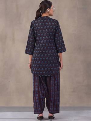 women ethnic motifs printed regular cotton kurti with farshi salwar 3