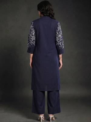 women ethnic motifs embroidered regular thread work kurta with palazzos 3