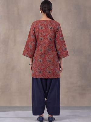 women paisley printed regular cotton kurti with farshi salwar 3