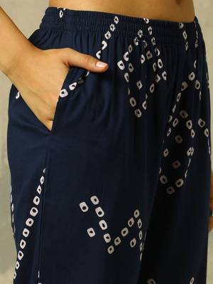 women printed regular cotton kurta with trousers 4