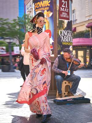 Peach peach-coloured purple abstract printed poly crepe saree 3