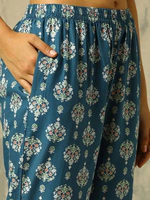women ethnic motifs printed regular cotton kurta with trousers 4