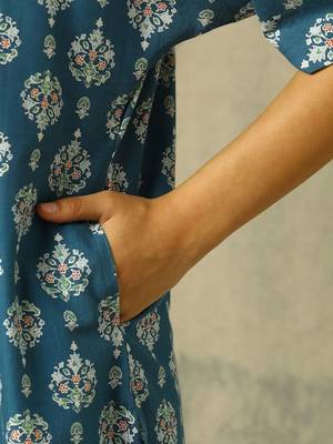 women ethnic motifs printed regular cotton kurta with trousers 5