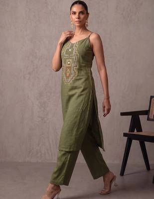 women ethnic motifs embroidered regular mirror work kurta with trousers 4