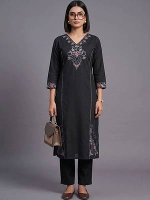 women ethnic motifs embroidered regular thread work kurta with trousers 1
