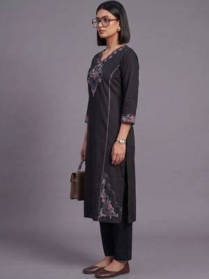 women ethnic motifs embroidered regular thread work kurta with trousers 2