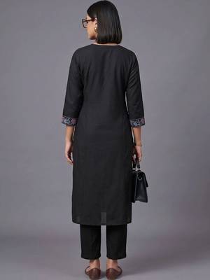 women ethnic motifs embroidered regular thread work kurta with trousers 3