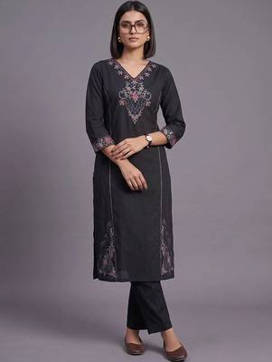women ethnic motifs embroidered regular thread work kurta with trousers 4