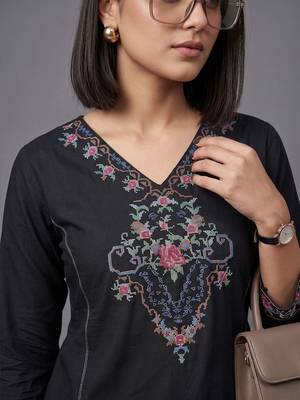 women ethnic motifs embroidered regular thread work kurta with trousers 5