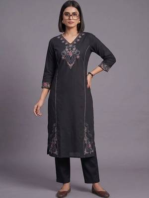 women ethnic motifs embroidered regular thread work kurta with trousers 6