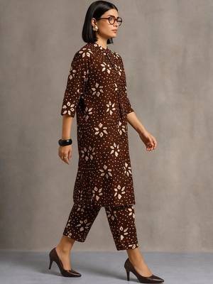 women floral printed regular cotton kurta with trousers 6