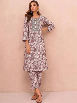 women floral printed regular thread work kurta with trousers 1
