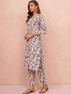 women floral printed regular thread work kurta with trousers 2