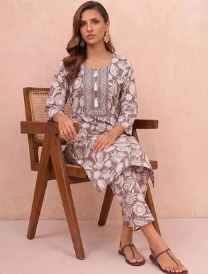 women floral printed regular thread work kurta with trousers 4