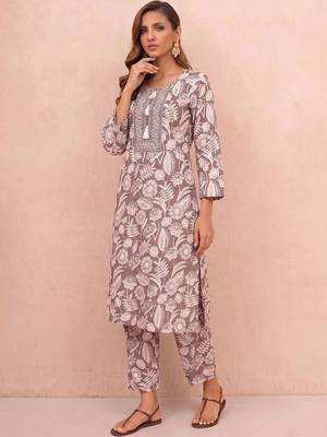 women floral printed regular thread work kurta with trousers 5