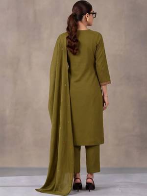 women ethnic motifs embroidered regular thread work cotton kurta with trousers & with dupatta 3