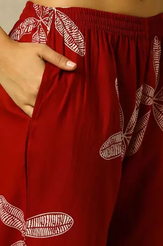 women floral printed regular cotton kurta with trousers