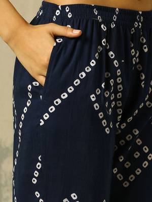 women leheriya printed regular cotton kurta with palazzos 4