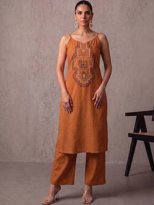 women ethnic motifs embroidered regular thread work kurta with trousers 1