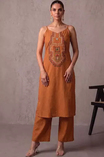 women ethnic motifs embroidered regular thread work kurta with trousers