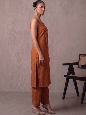 women ethnic motifs embroidered regular thread work kurta with trousers 2